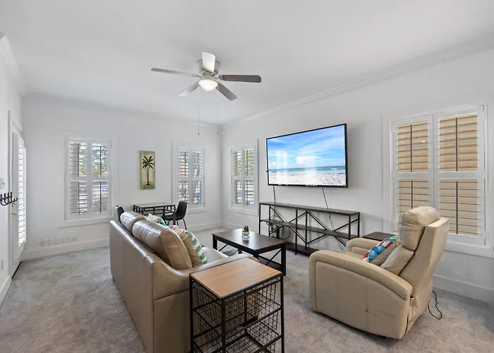 The Pool House Unit 5ad By Pkrm * Pensacola